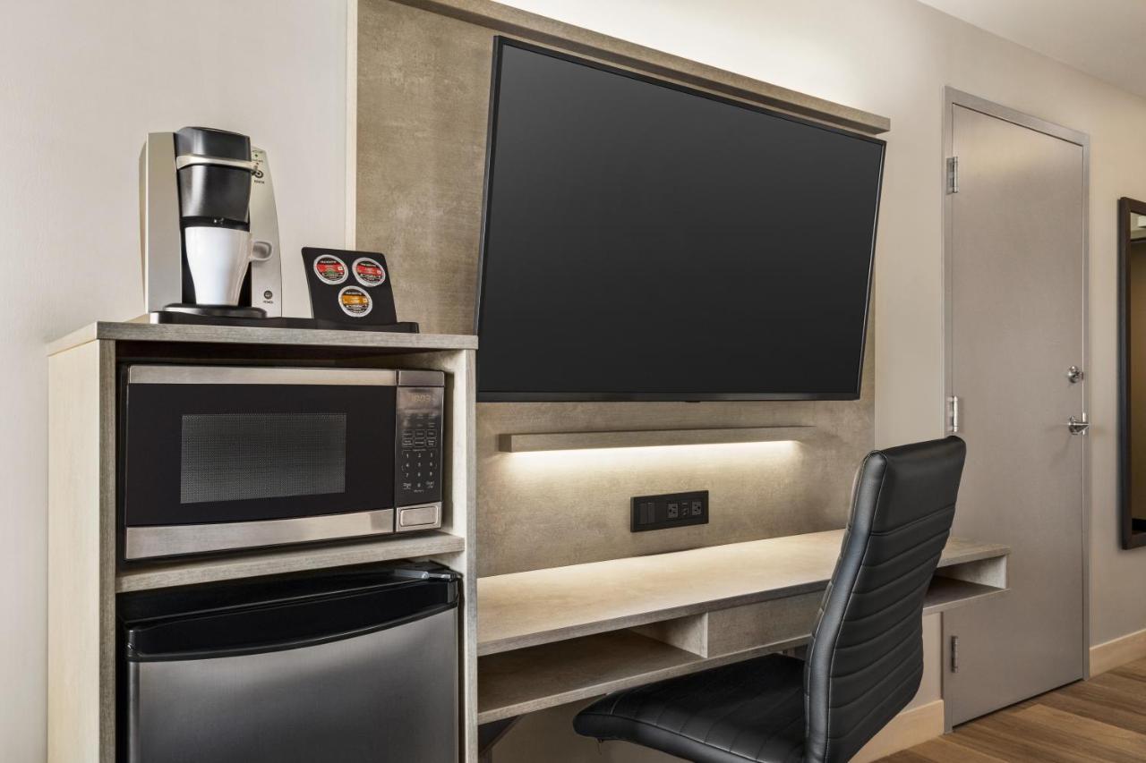 Microtel Inn & Suites Dorval Qc Ngoại thất bức ảnh