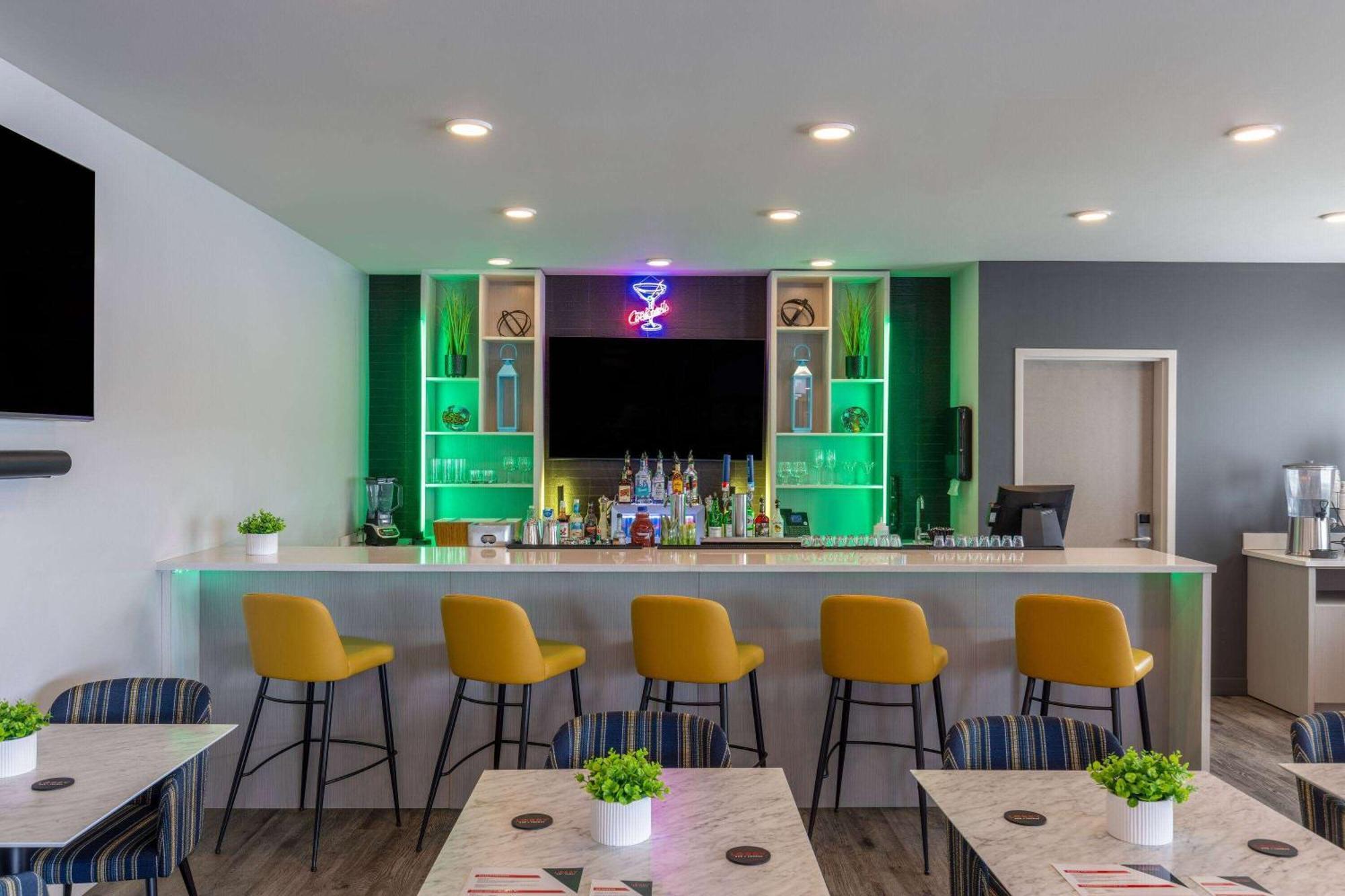 Microtel Inn & Suites Dorval Qc Ngoại thất bức ảnh